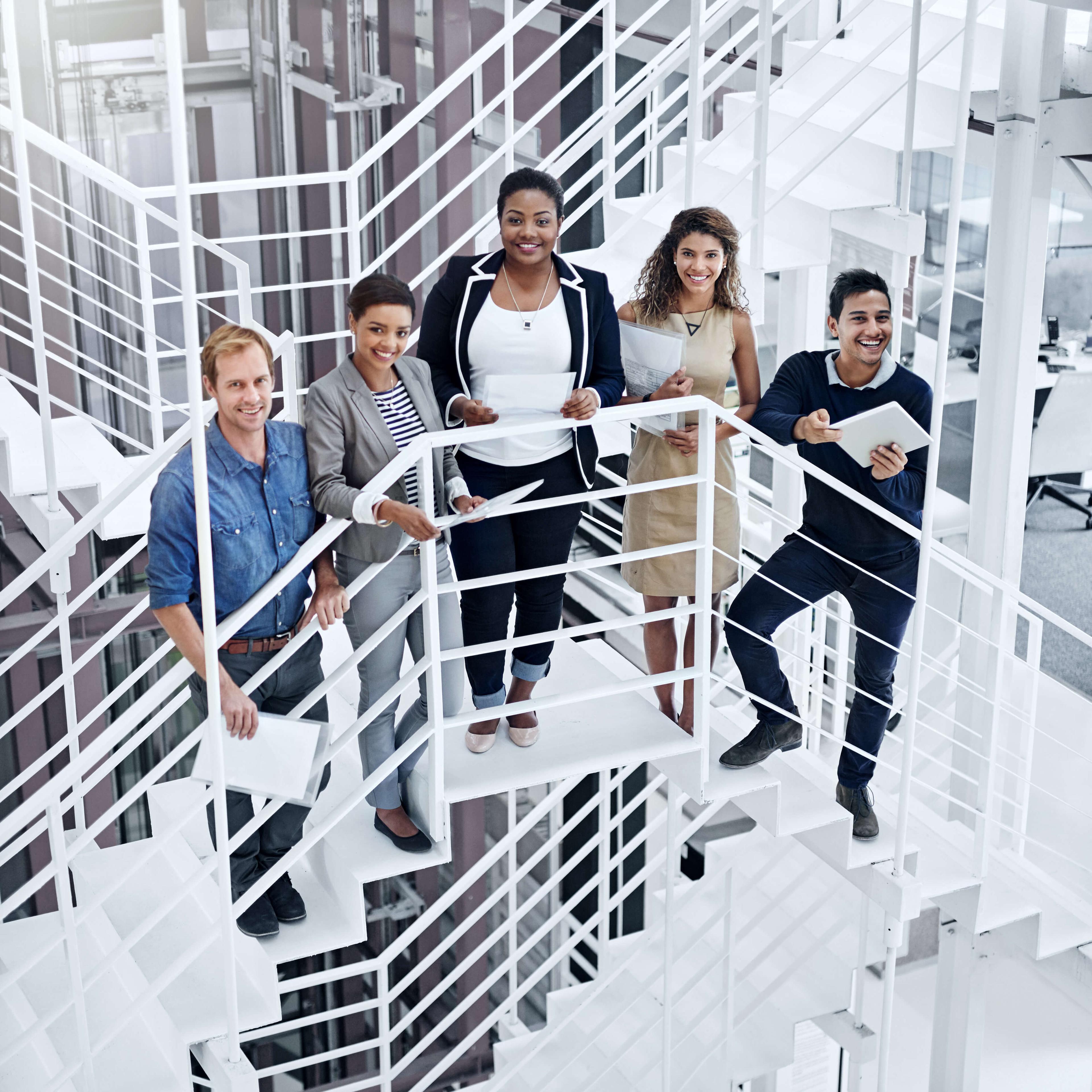 Das Team von Real Estate First legt die Hände zusammen